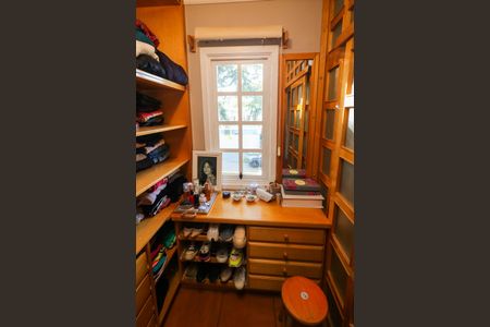 Casa de condomínio à venda com 238m², 3 quartos e 2 vagasCloset da suíte