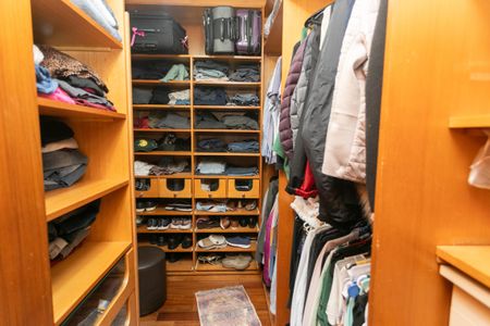 Casa de condomínio à venda com 301m², 4 quartos e 2 vagas Casa de condomínio à venda com 301m², 4 quartos e 2 vagasCloset