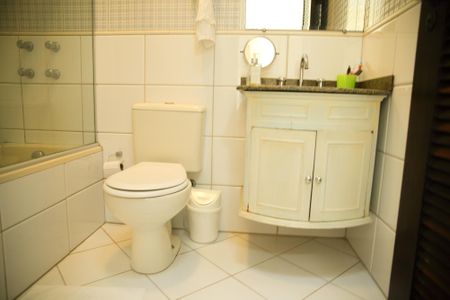 Casa à venda com 248m², 4 quartos e 10 vagasBanheiro do Quarto 2