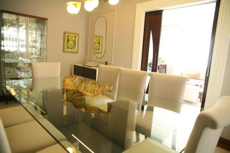 Casa à venda com 248m², 4 quartos e 10 vagasSala