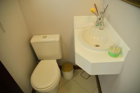 Casa à venda com 248m², 4 quartos e 10 vagasBanheiro de Serviço