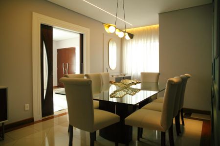 Casa à venda com 248m², 4 quartos e 10 vagasSala