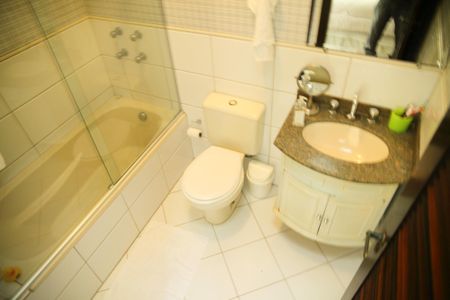 Casa à venda com 248m², 4 quartos e 10 vagasBanheiro do Quarto 2