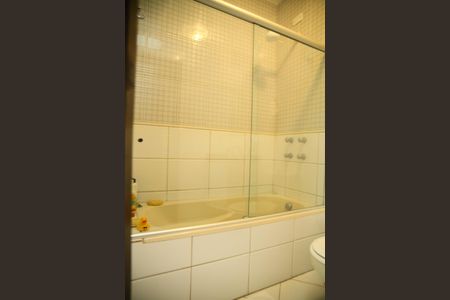 Casa à venda com 248m², 4 quartos e 10 vagasBanheiro do Quarto 2