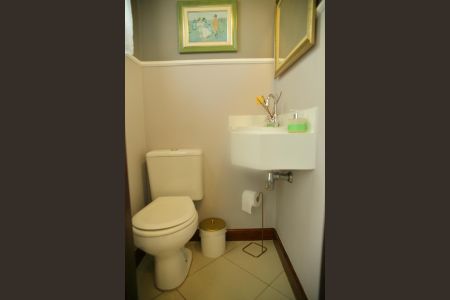 Casa à venda com 248m², 4 quartos e 10 vagasBanheiro de Serviço