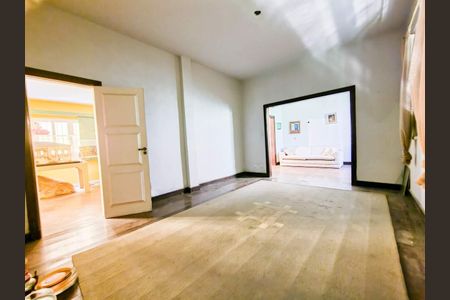 Casa à venda com 392m², 4 quartos e 4 vagas
