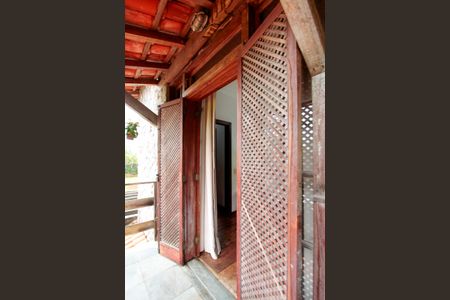 Casa à venda com 583m², 4 quartos e 3 vagas Casa à venda com 583m², 4 quartos e 3 vagasVaranda Suíte 2