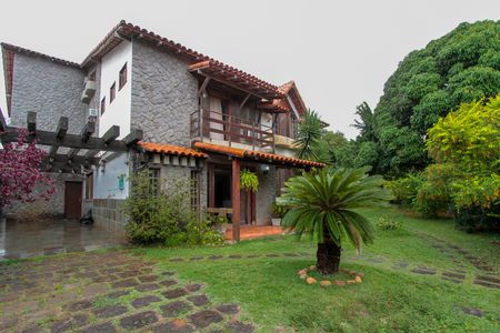 Casa à venda com 583m², 4 quartos e 3 vagas Casa à venda com 583m², 4 quartos e 3 vagasFachada