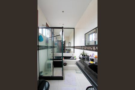 Casa à venda com 583m², 4 quartos e 3 vagas Casa à venda com 583m², 4 quartos e 3 vagasBanheiro Suíte 2