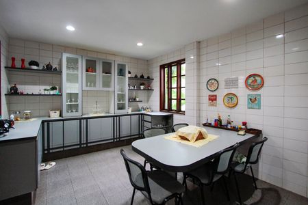Casa à venda com 583m², 4 quartos e 3 vagas Casa à venda com 583m², 4 quartos e 3 vagasCozinha