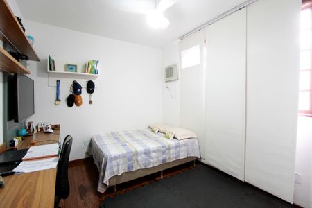 Casa à venda com 583m², 4 quartos e 3 vagas Casa à venda com 583m², 4 quartos e 3 vagasQuarto 2