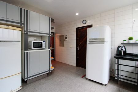 Casa à venda com 583m², 4 quartos e 3 vagas Casa à venda com 583m², 4 quartos e 3 vagasCozinha