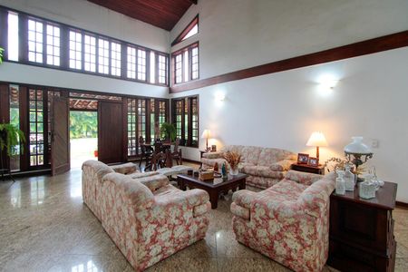 Casa à venda com 583m², 4 quartos e 3 vagas Casa à venda com 583m², 4 quartos e 3 vagasSala