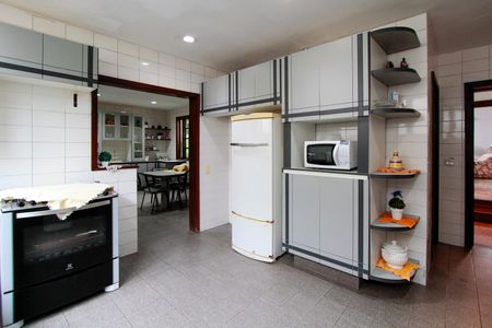 Casa à venda com 583m², 4 quartos e 3 vagas Casa à venda com 583m², 4 quartos e 3 vagasCozinha
