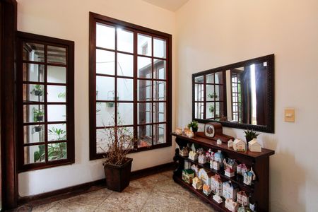 Casa à venda com 583m², 4 quartos e 3 vagas Casa à venda com 583m², 4 quartos e 3 vagasHall de entrada