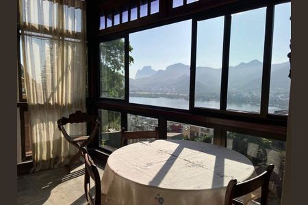 Casa à venda com 597m², 4 quartos e sem vaga
