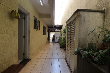 Casa à venda com 220m², 3 quartos e 2 vagasCorredor externo