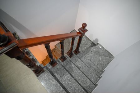 Casa à venda com 450m², 4 quartos e 4 vagas Casa à venda com 450m², 4 quartos e 4 vagasEscada