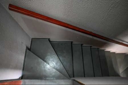 Casa à venda com 450m², 4 quartos e 4 vagas Casa à venda com 450m², 4 quartos e 4 vagasEscada para Espaço de Festa