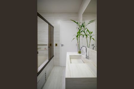 Casa à venda com 450m², 4 quartos e 4 vagas Casa à venda com 450m², 4 quartos e 4 vagasBanheiro da Suíte 3