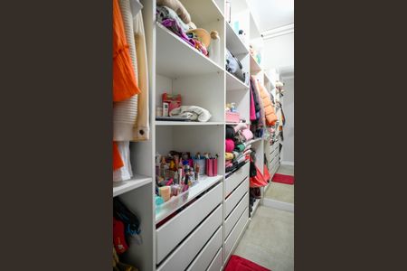 Casa à venda com 450m², 4 quartos e 4 vagas Casa à venda com 450m², 4 quartos e 4 vagasCloset da Suite 2