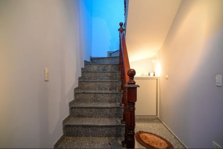 Casa à venda com 450m², 4 quartos e 4 vagas Casa à venda com 450m², 4 quartos e 4 vagasEscada