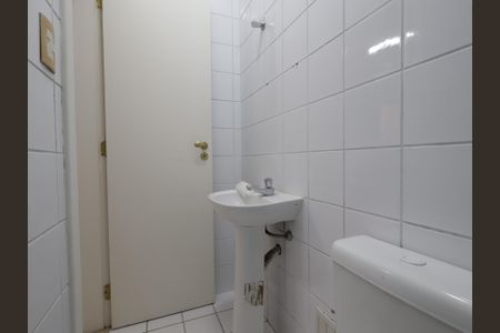 Casa de condomínio à venda com 567m², 4 quartos e 4 vagasBanheiro de serviço