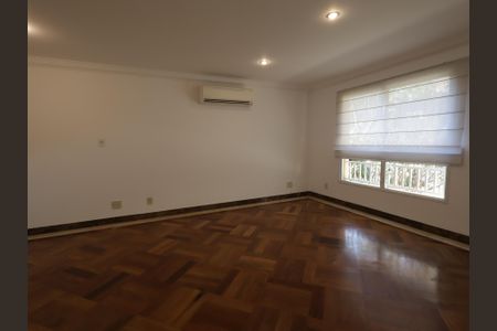 Casa de condomínio à venda com 567m², 4 quartos e 4 vagasSala