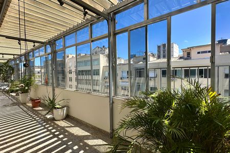Apartamento à venda com 226m², 4 quartos e 1 vaga Apartamento à venda com 226m², 4 quartos e 1 vagaVaranda