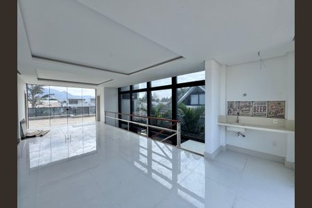 Casa à venda com 402m², 4 quartos e 4 vagas Casa à venda com 402m², 4 quartos e 4 vagasSalão