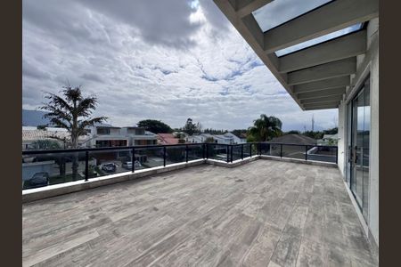 Casa à venda com 402m², 4 quartos e 4 vagas Casa à venda com 402m², 4 quartos e 4 vagasTerraço