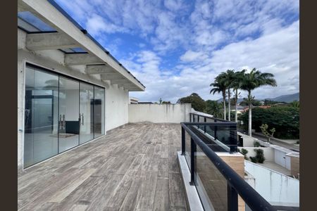 Casa à venda com 402m², 4 quartos e 4 vagas Casa à venda com 402m², 4 quartos e 4 vagasTerraço