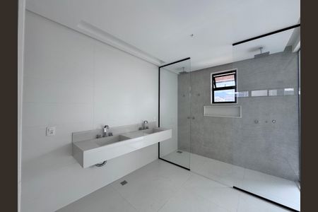 Casa à venda com 402m², 4 quartos e 4 vagas Casa à venda com 402m², 4 quartos e 4 vagasSuíte 1 - Banheiro