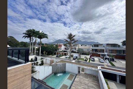 Casa à venda com 402m², 4 quartos e 4 vagas Casa à venda com 402m², 4 quartos e 4 vagasTerraço
