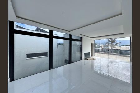 Casa à venda com 402m², 4 quartos e 4 vagas Casa à venda com 402m², 4 quartos e 4 vagasSalão