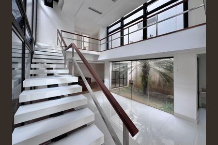 Casa à venda com 402m², 4 quartos e 4 vagas Casa à venda com 402m², 4 quartos e 4 vagasSala