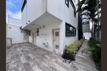 Casa à venda com 402m², 4 quartos e 4 vagas Casa à venda com 402m², 4 quartos e 4 vagasÁrea externa - Área de Serviço