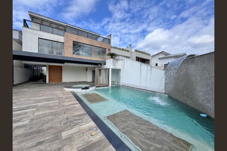 Casa à venda com 402m², 4 quartos e 4 vagas Casa à venda com 402m², 4 quartos e 4 vagasFachada