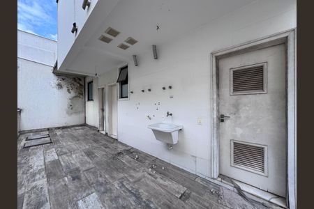 Casa à venda com 402m², 4 quartos e 4 vagas Casa à venda com 402m², 4 quartos e 4 vagasÁrea externa - Área de Serviço