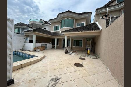 Casa à venda com 282m², 4 quartos e 2 vagas