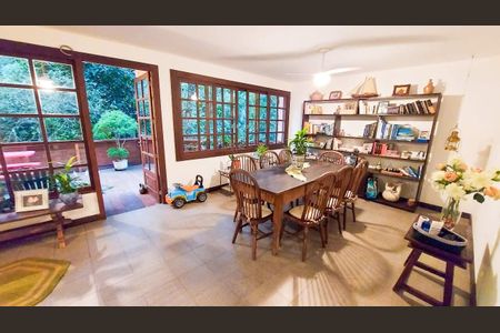 Casa à venda com 270m², 5 quartos e 3 vagas