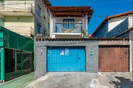 Casa à venda com 180m², 3 quartos e 1 vaga Casa à venda com 180m², 3 quartos e 1 vagaFachada