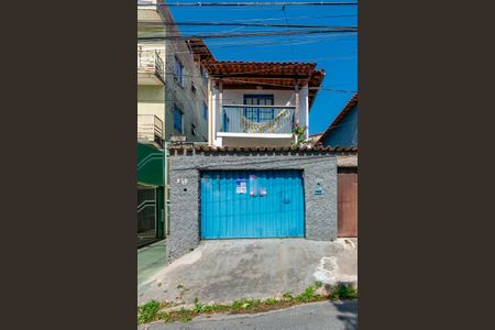 Casa à venda com 180m², 3 quartos e 1 vaga Casa à venda com 180m², 3 quartos e 1 vagaFachada