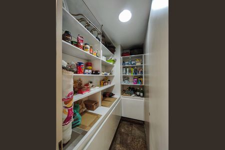 Apartamento à venda com 429m², 4 quartos e 4 vagas Apartamento à venda com 429m², 4 quartos e 4 vagasDespensa