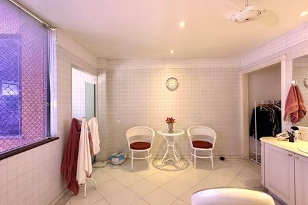 Apartamento à venda com 330m², 4 quartos e 2 vagas Apartamento à venda com 330m², 4 quartos e 2 vagasBanheiro da Suíte 1