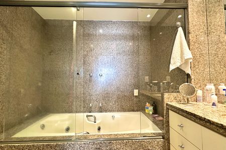 Apartamento à venda com 330m², 4 quartos e 2 vagas Apartamento à venda com 330m², 4 quartos e 2 vagasBanheiro da Suíte 3