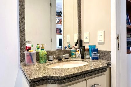 Apartamento à venda com 330m², 4 quartos e 2 vagas Apartamento à venda com 330m², 4 quartos e 2 vagasBanheiro da Suíte 2