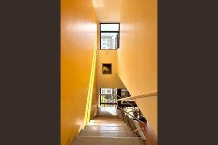 Apartamento à venda com 330m², 4 quartos e 2 vagas Apartamento à venda com 330m², 4 quartos e 2 vagasEscada