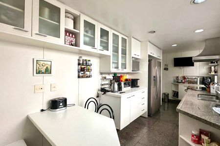 Apartamento à venda com 330m², 4 quartos e 2 vagas Apartamento à venda com 330m², 4 quartos e 2 vagasCozinha