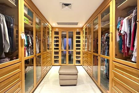 Apartamento à venda com 330m², 4 quartos e 2 vagas Apartamento à venda com 330m², 4 quartos e 2 vagasCloset da suíte 1